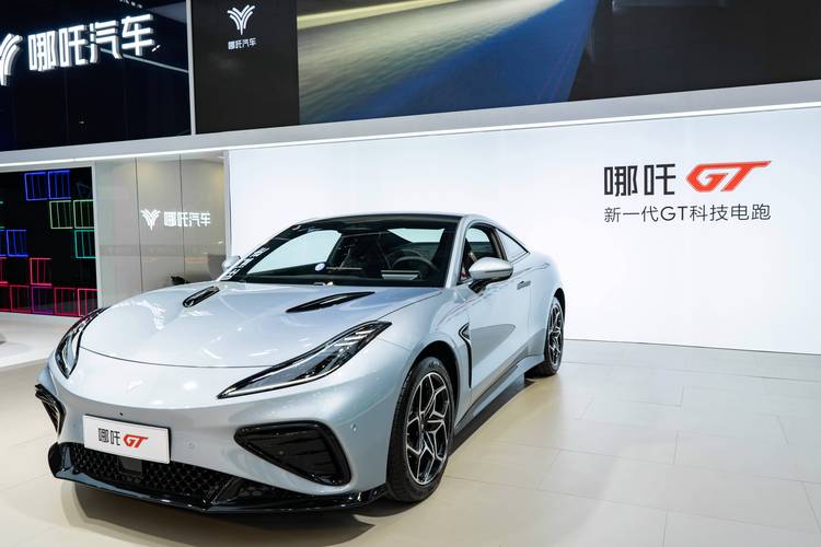 佛山36哪吒汽车在智能汽车领域的表现，领途汽车在新能源汽车市场中的影响力